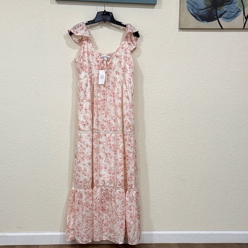 Chic Floral Maxi Dress in Blush Pink
